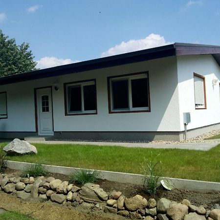 Behaglicher Bungalow Fuer Mensch Und Hund Barkhagen Exteriör bild